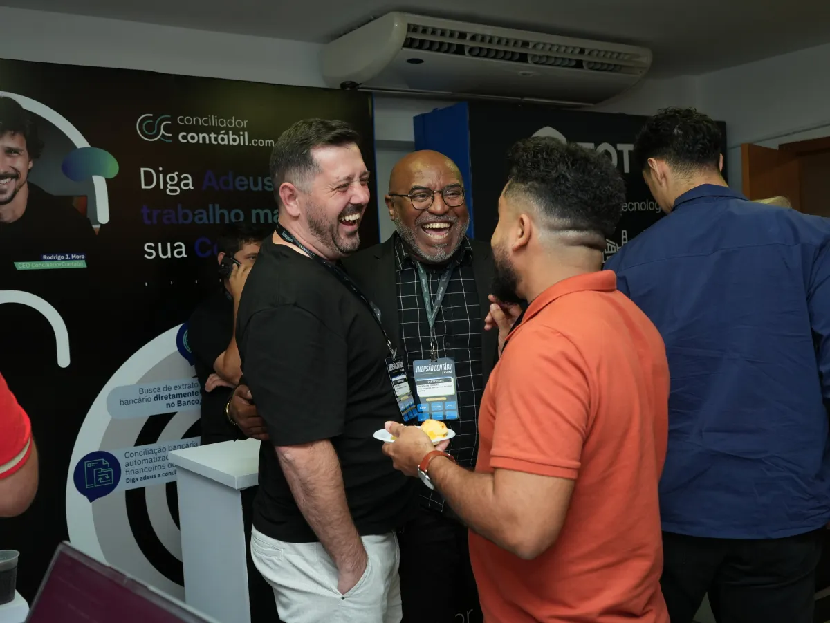Participantes da imersão contábil celebrando conclusão do evento